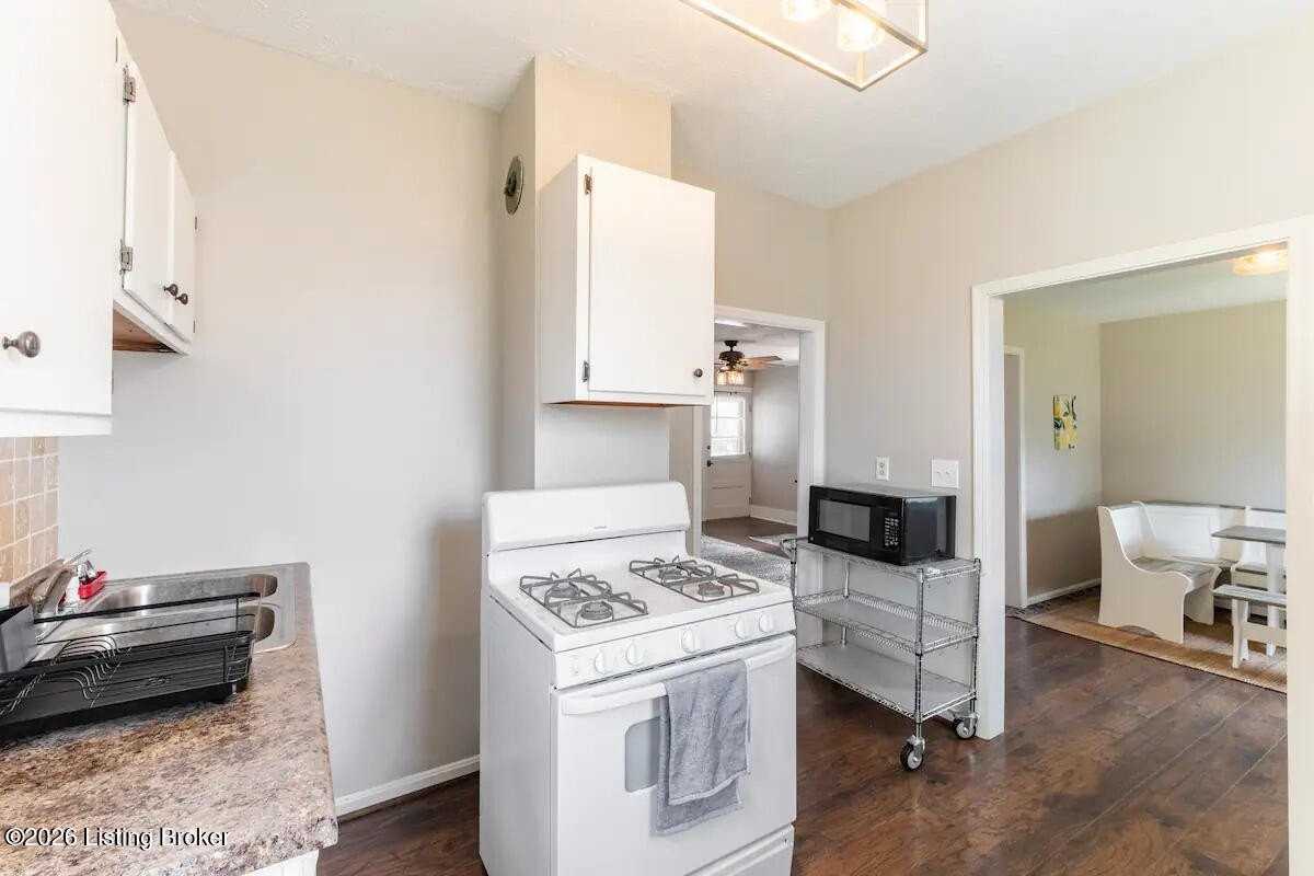 1046 Charles St - Photo 4 of 14