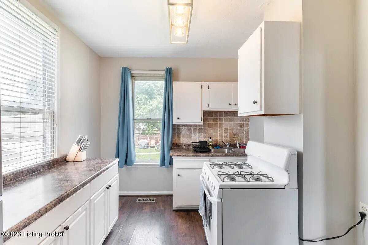 1046 Charles St - Photo 6 of 14