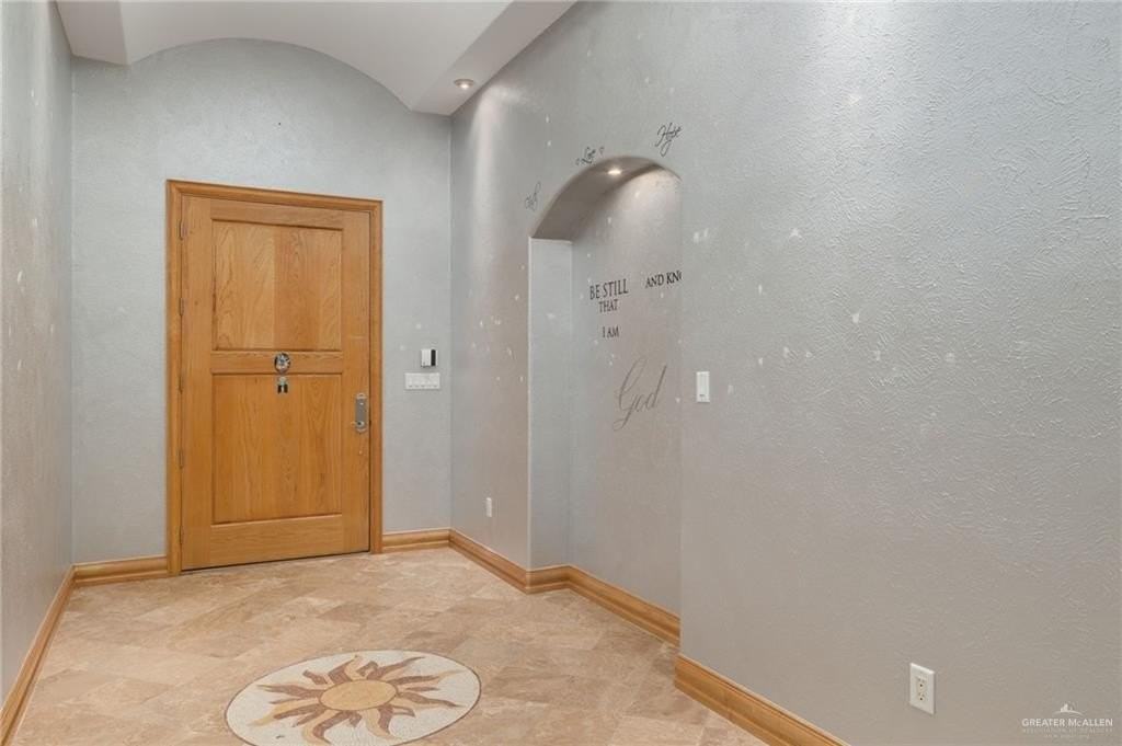 10201 N Ware Rd - Photo 4 of 41