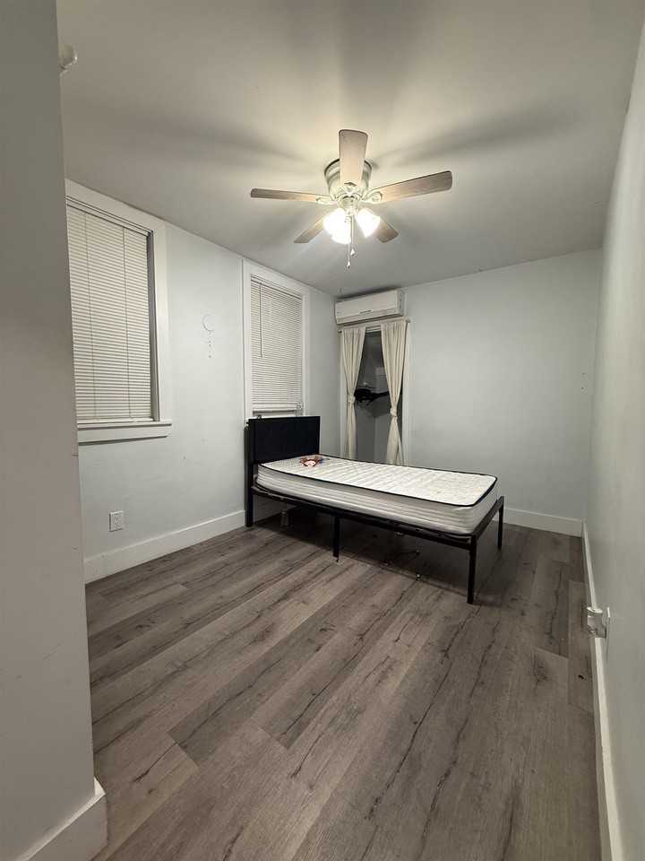 28 E 47th St #1 - Photo 4 of 6