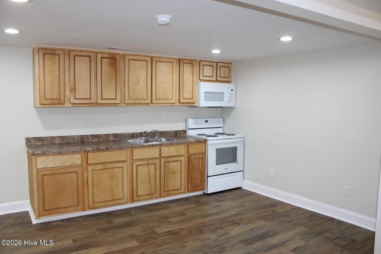 319 Silver Dollar Rd - Photo 3 of 12