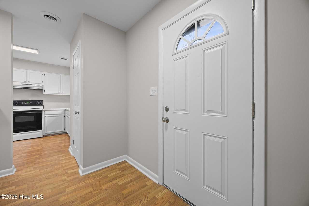 4905 Pompano Ct - Photo 5 of 31