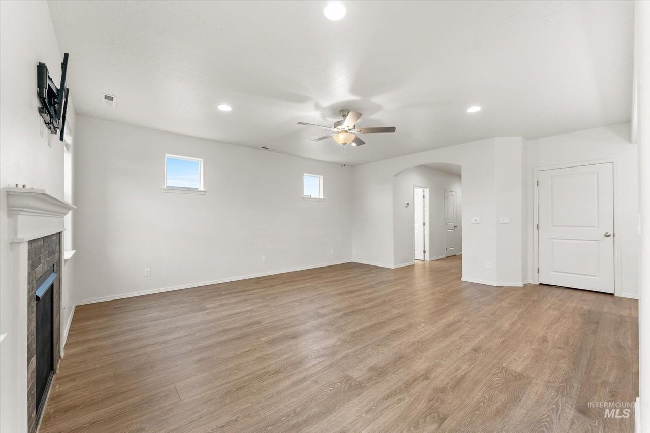 513 Stanley Lake St - Photo 5 of 35