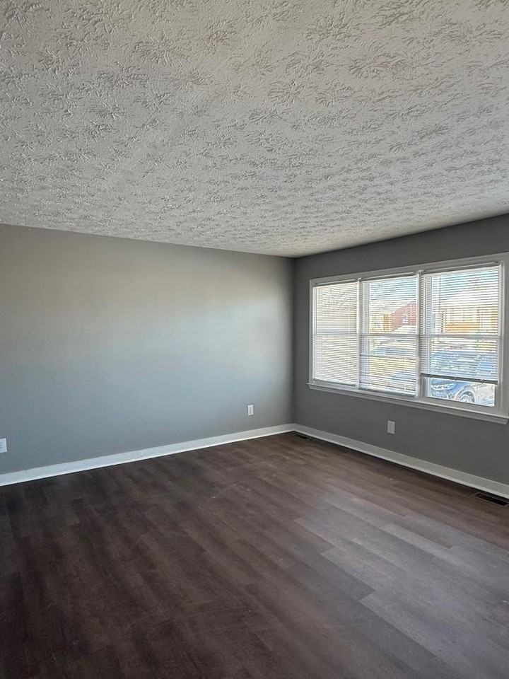 3678 Niagara Dr - Photo 3 of 15