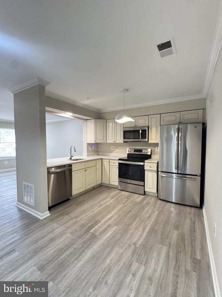 13927 Highstream Pl - Photo 4 of 10