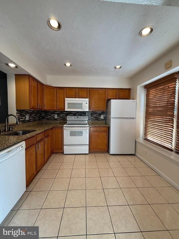 5719 Independence Cir - Photo 2 of 18