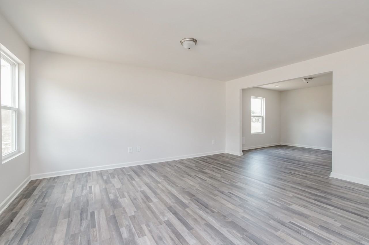 1054 Manor Dr - Photo 3 of 18