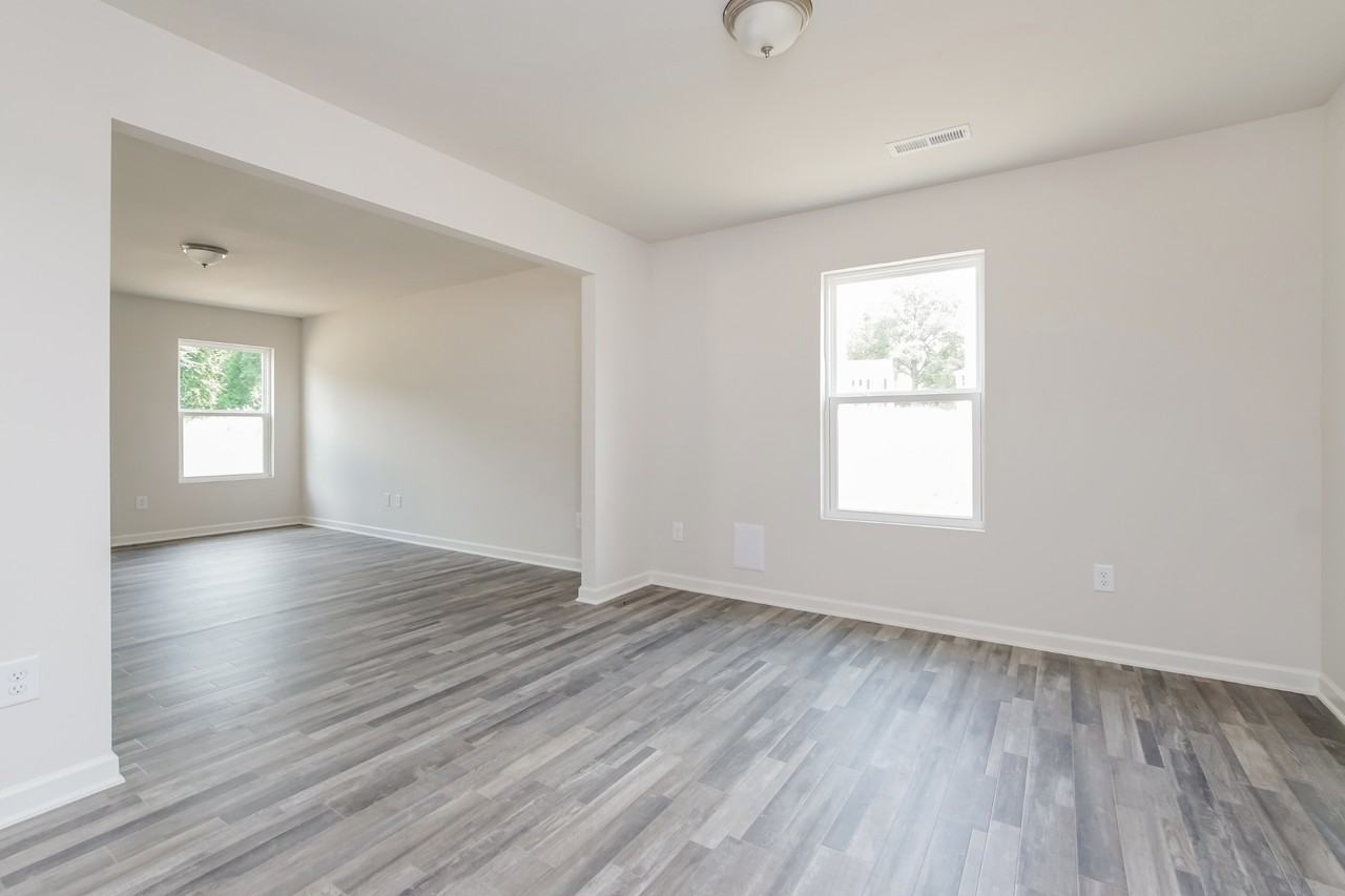 1054 Manor Dr - Photo 6 of 18