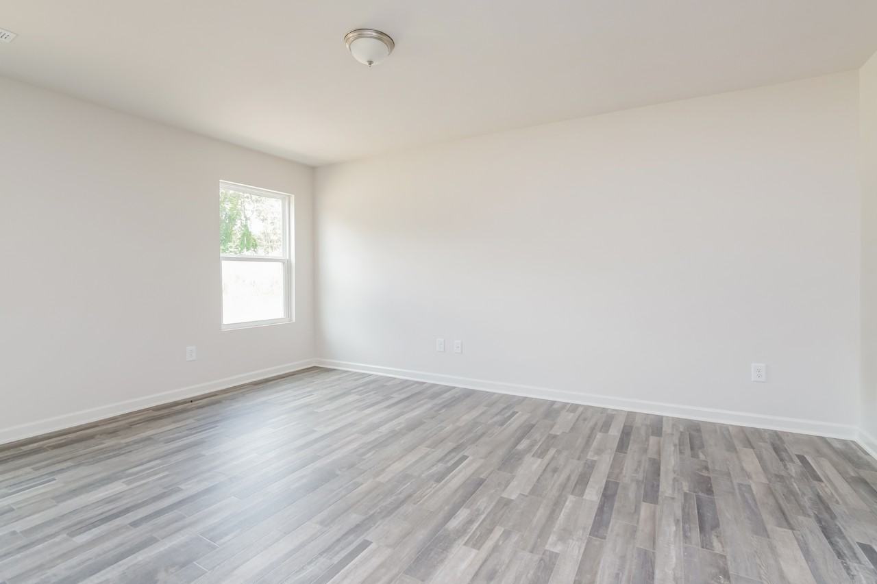 1054 Manor Dr - Photo 7 of 18