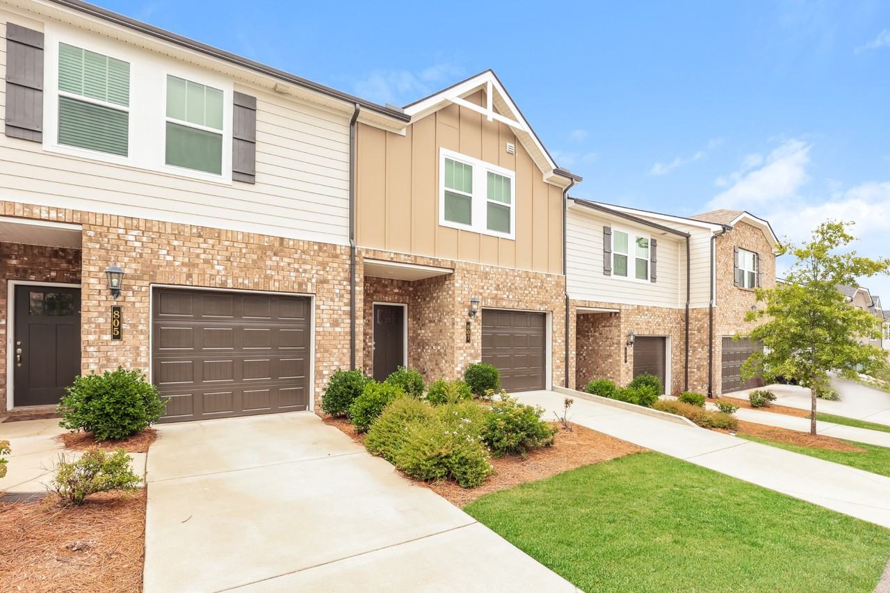 906 Oak Ridge Ln - Photo 2 of 22