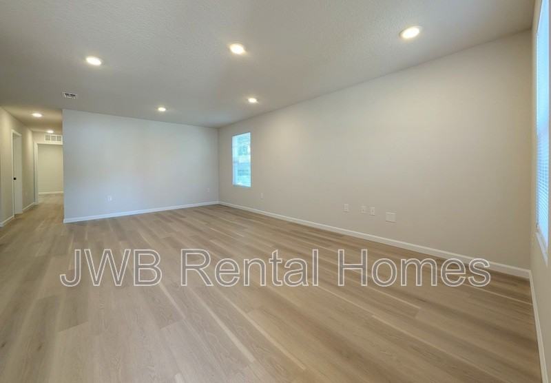 6458 Paragon St - Photo 5 of 19