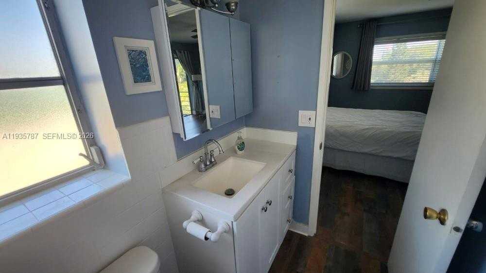 700 Ne 14th Ave #401 - Photo 7 of 15