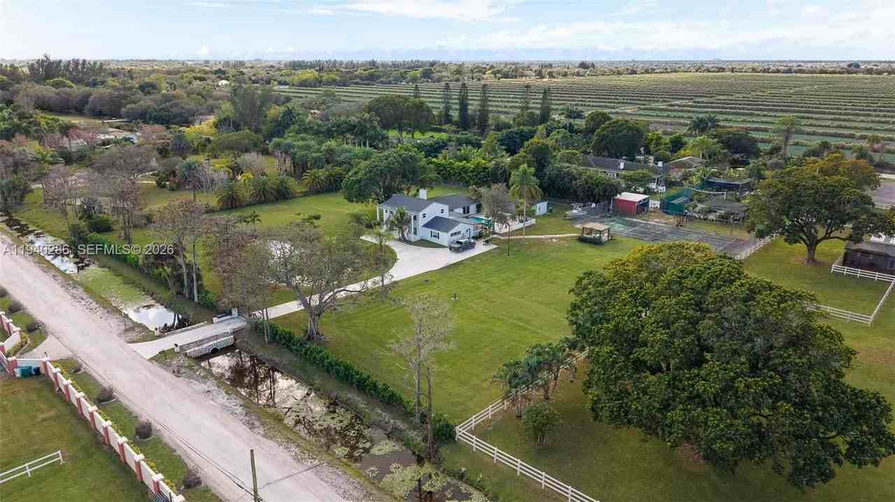 7601 Nw 82nd Ter - Photo 2 of 50