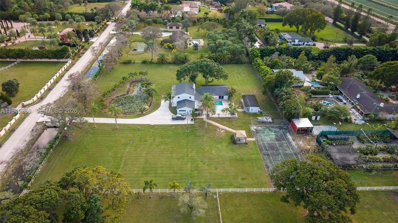 7601 Nw 82nd Ter - Photo 4 of 50