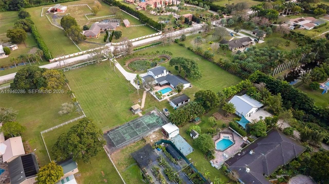 7601 Nw 82nd Ter - Photo 6 of 50