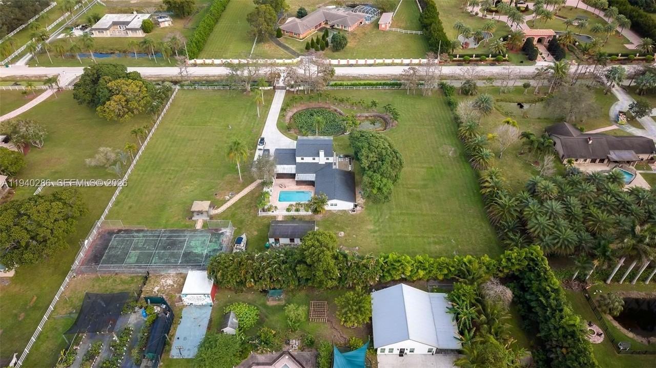 7601 Nw 82nd Ter - Photo 7 of 50