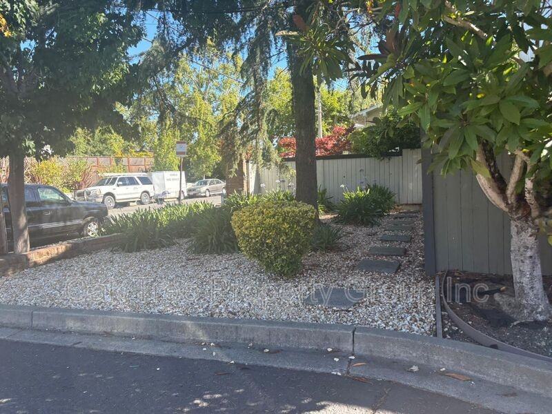 418 6th St #1 - Photo 4 of 14