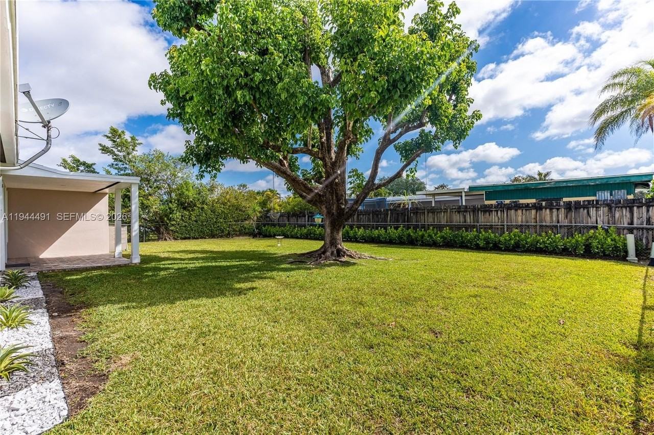 5215 Sw 128th Ave #0 - Photo 4 of 38