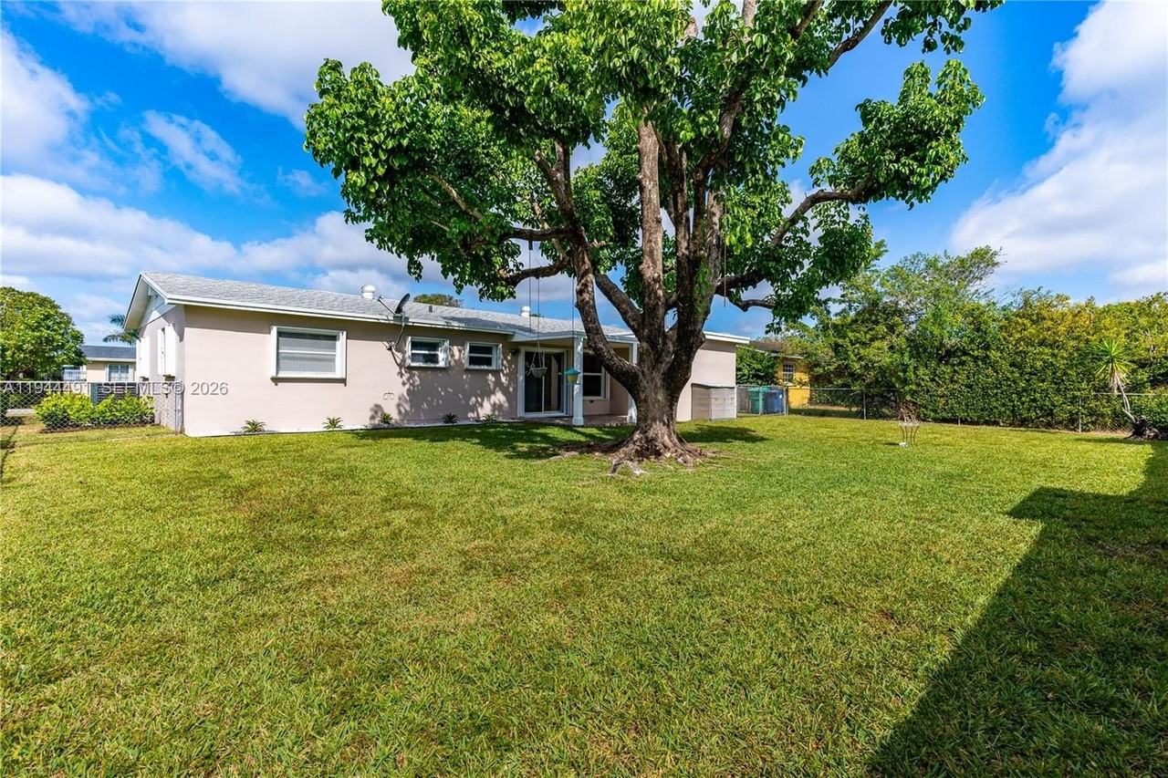 5215 Sw 128th Ave #0 - Photo 5 of 38