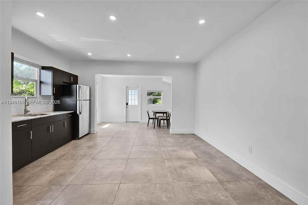 21 Ne 48th St #21 - Photo 6 of 32