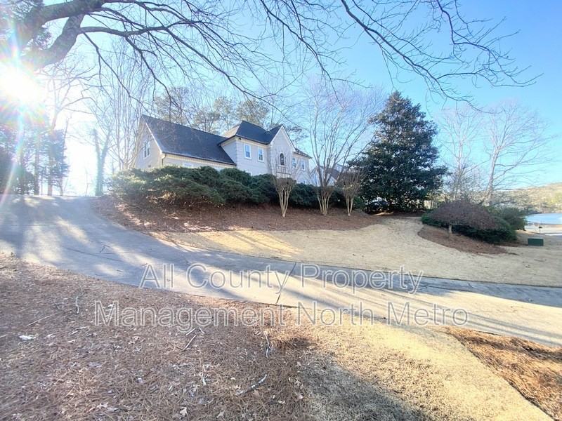 565 Wayt Rd - Photo 2 of 17
