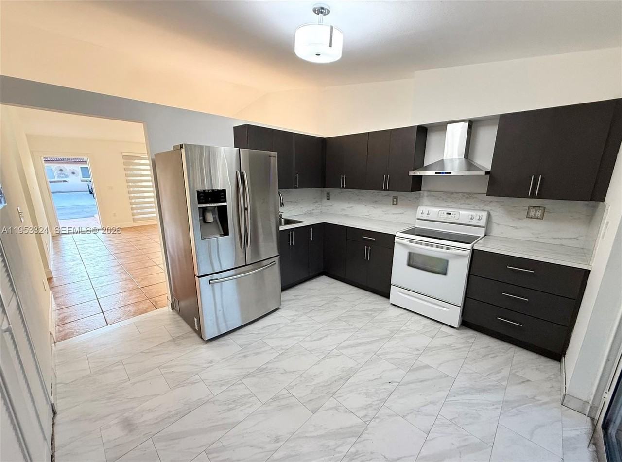 8265 Nw 186th St #906 - Photo 3 of 30