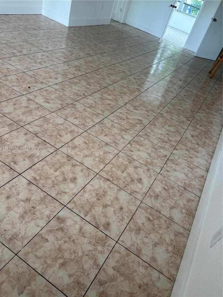 280 Ne 48th Ter - Photo 5 of 21