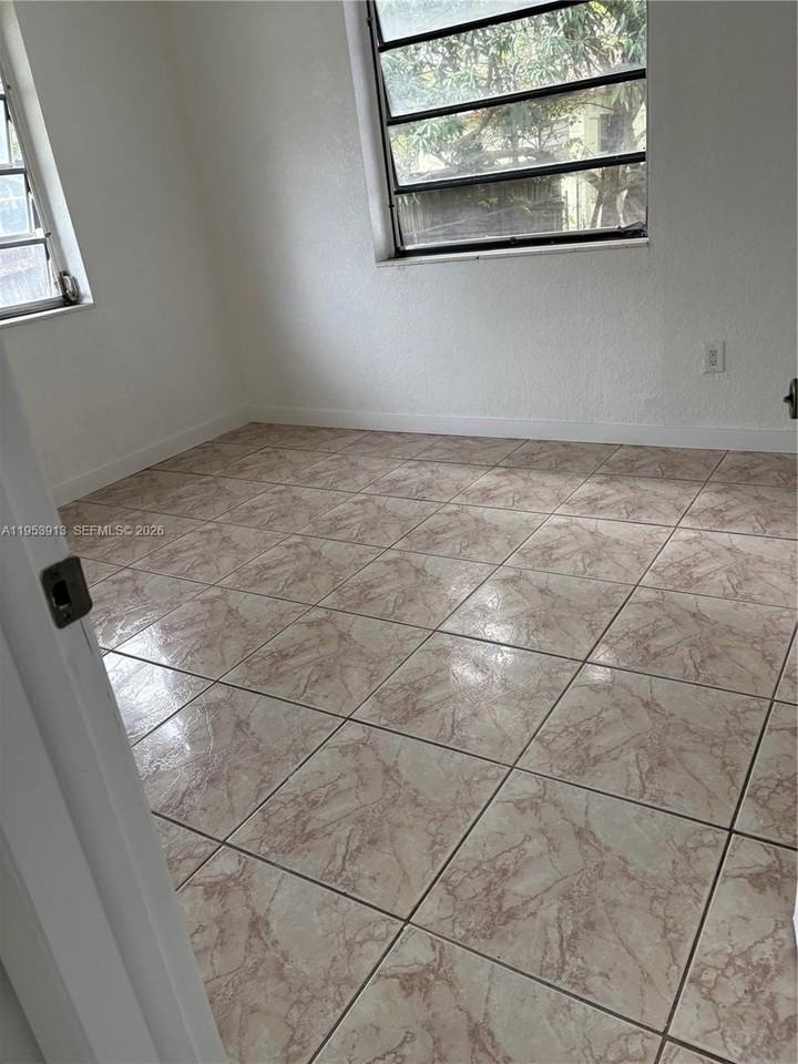 280 Ne 48th Ter - Photo 6 of 21