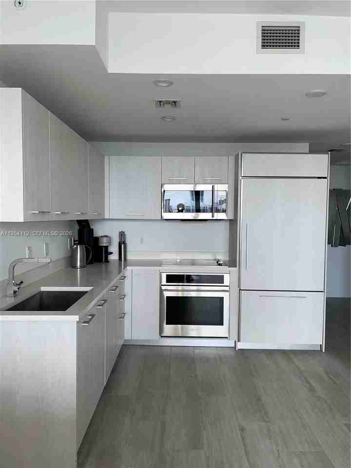 45 Sw 9th St #3910 - Photo 3 of 27