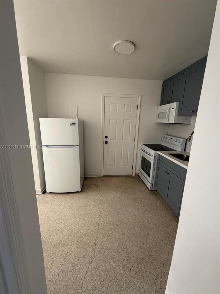 1608 Sw 4th St #9 - Photo 2 of 7