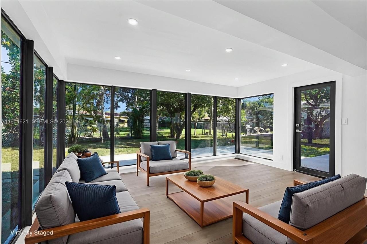 211 S 57th Ter - Photo 2 of 25