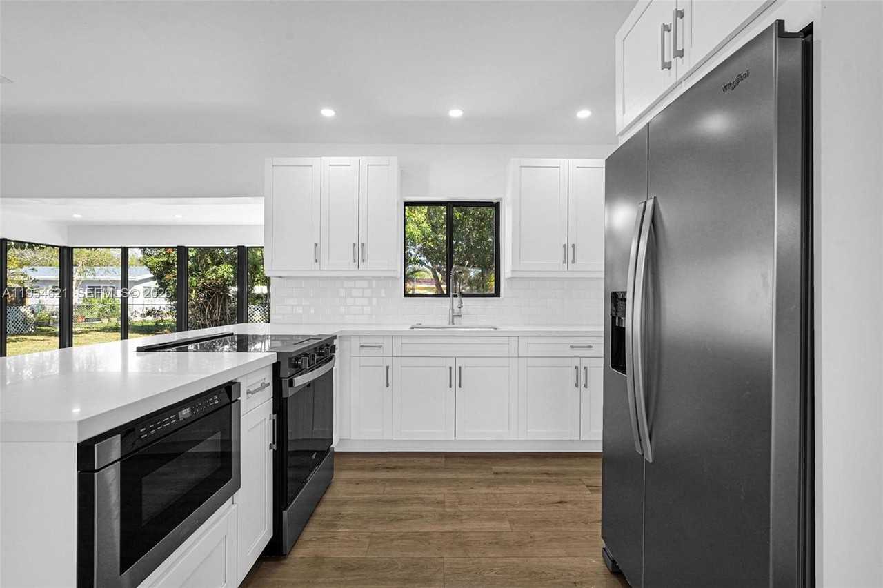 211 S 57th Ter - Photo 3 of 25