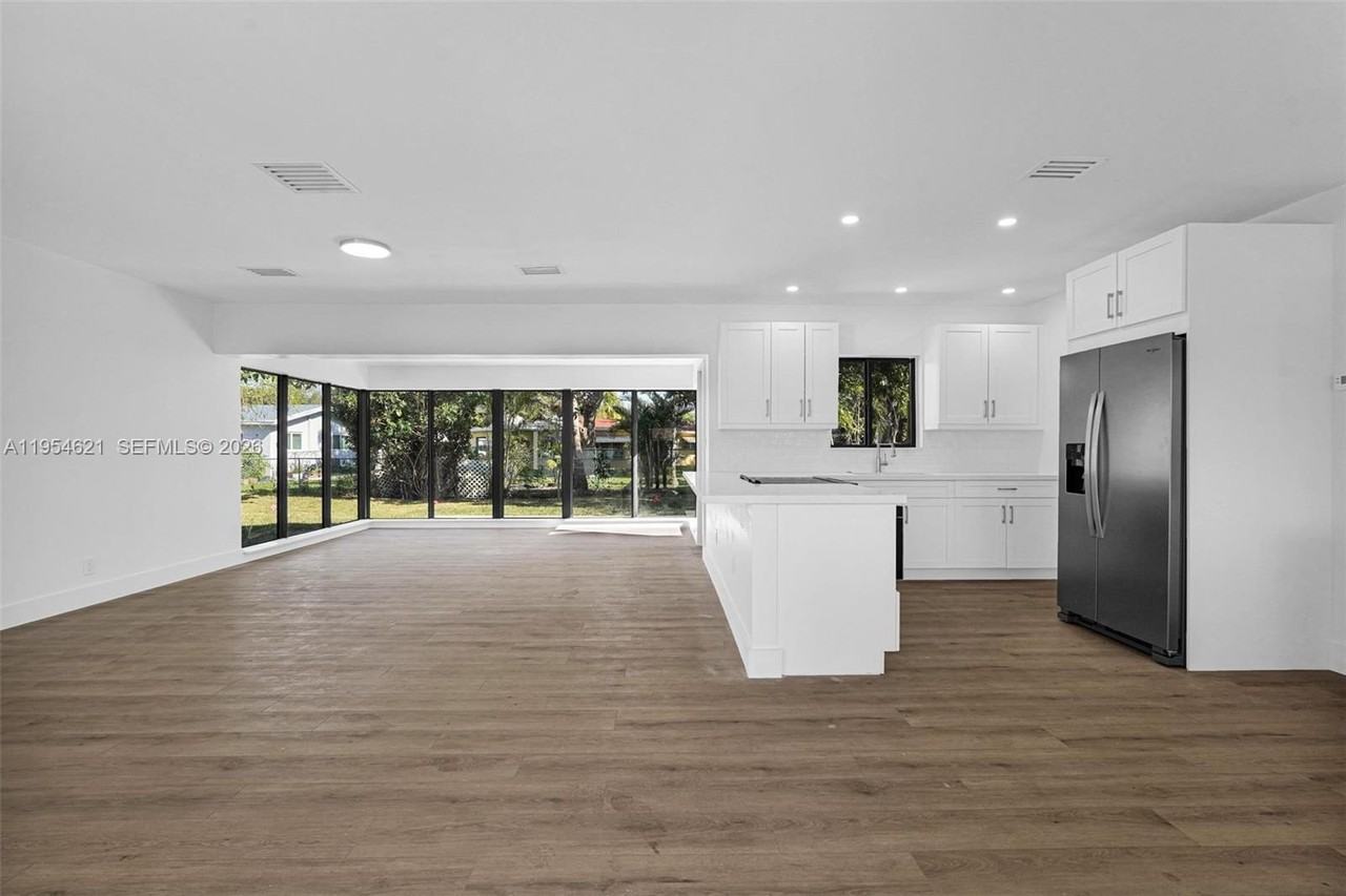 211 S 57th Ter - Photo 5 of 25