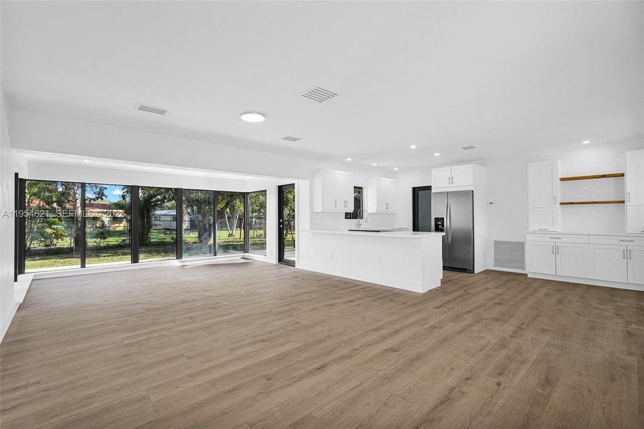 211 S 57th Ter - Photo 7 of 25