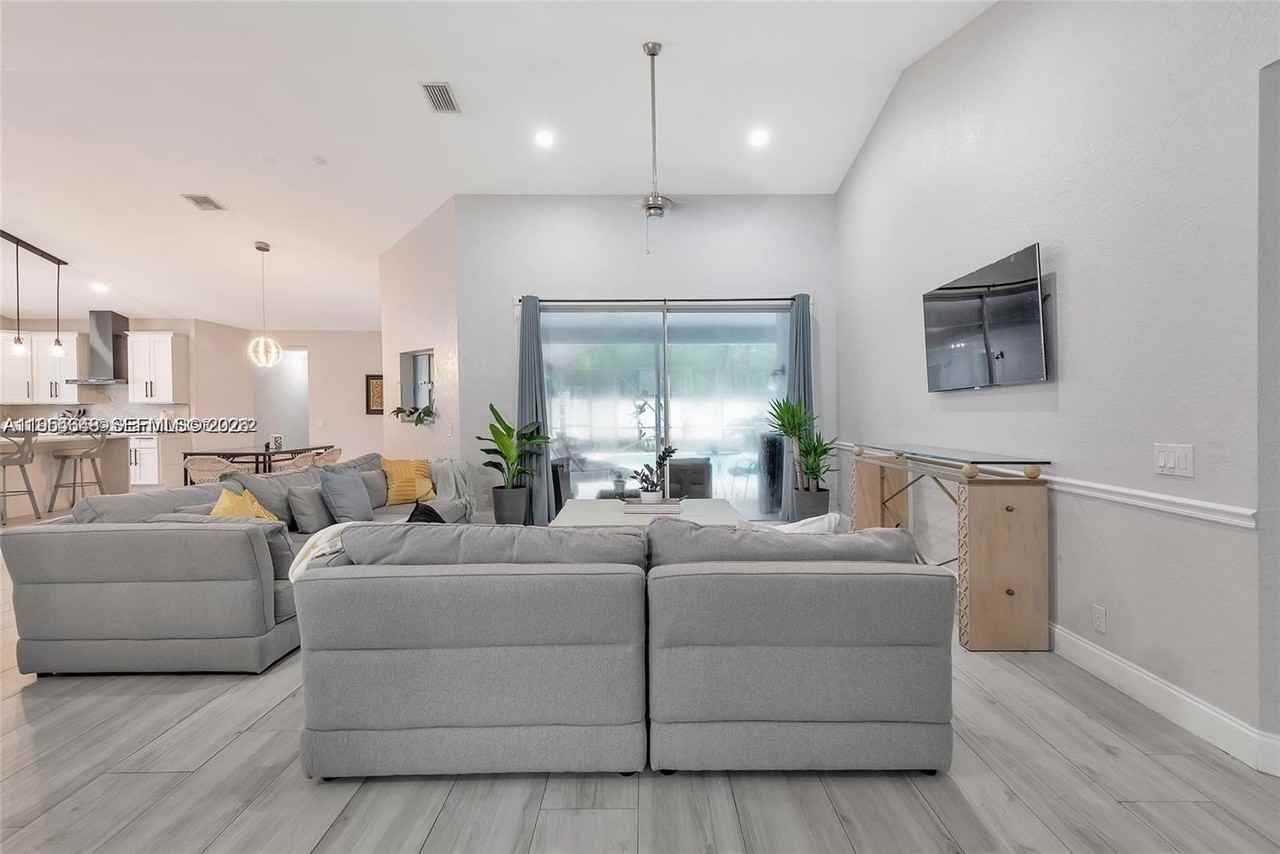 1800 Water Ridge Dr - Photo 7 of 50