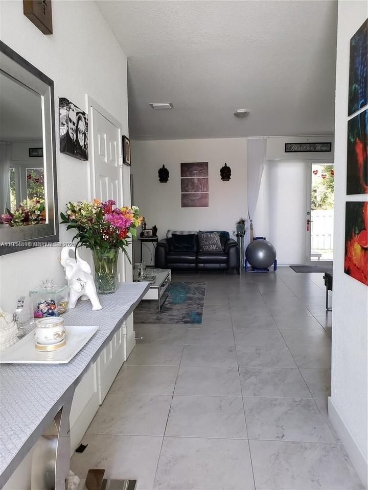 701 Nw 127th Pl #NULL - Photo 4 of 19