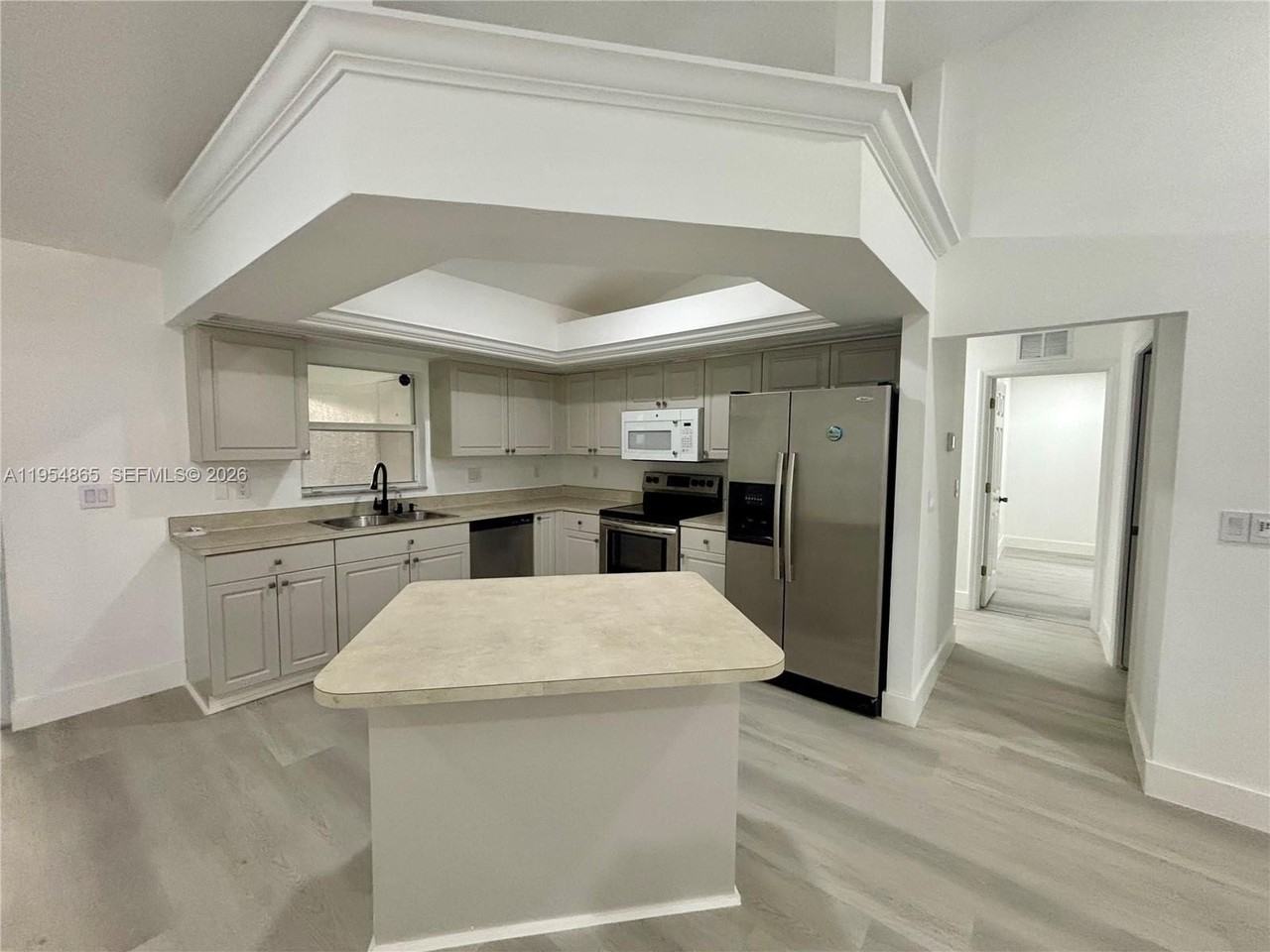 142 Sw 34th Pl - Photo 4 of 18