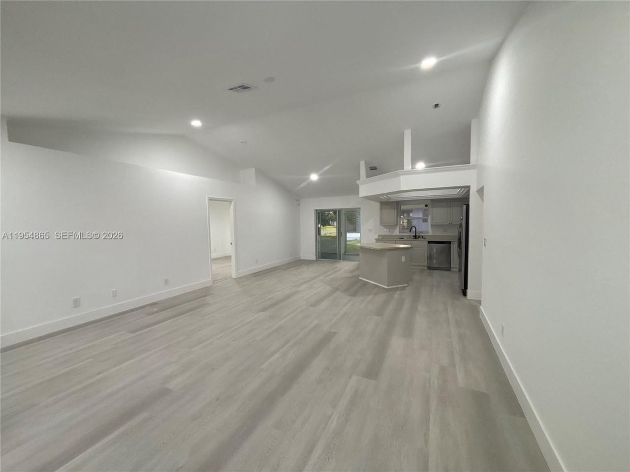 142 Sw 34th Pl - Photo 7 of 18