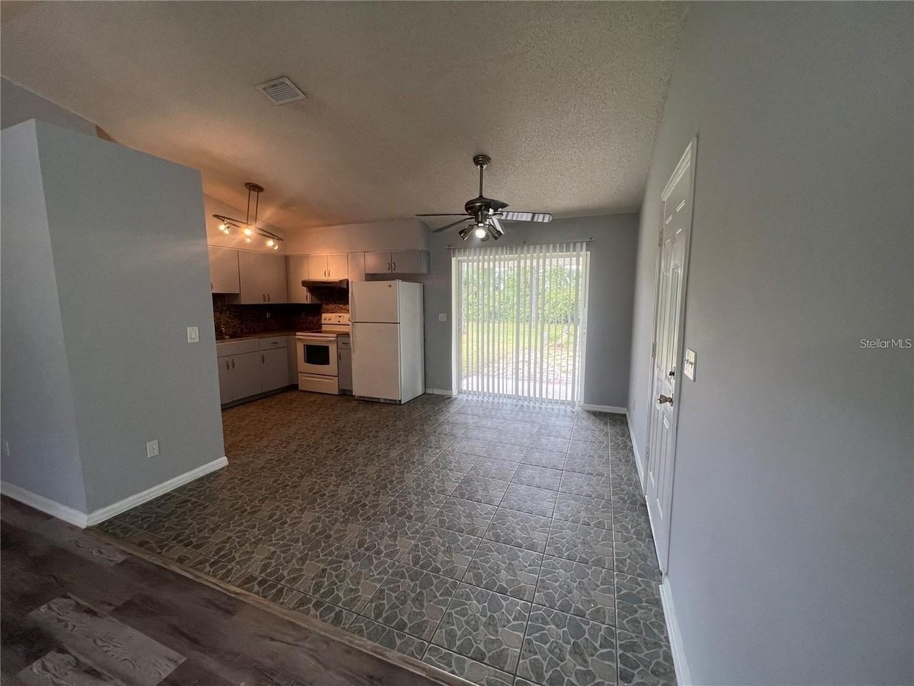 23 Richmond Dr - Photo 3 of 11