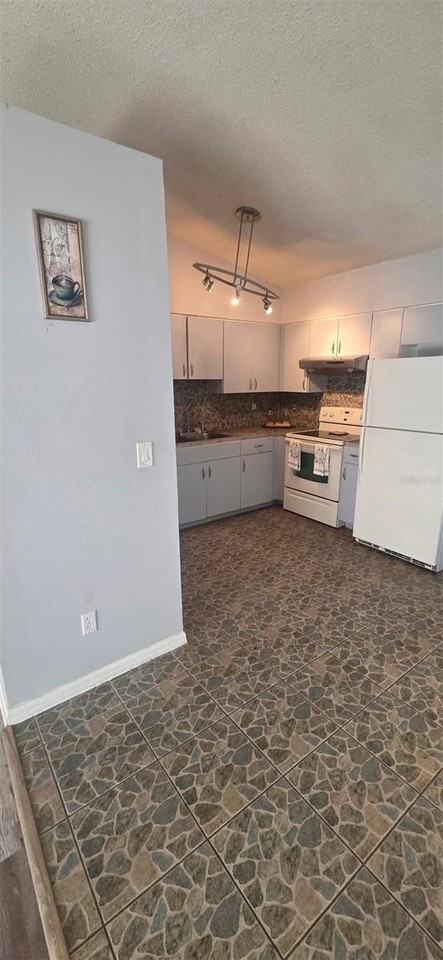 23 Richmond Dr - Photo 5 of 11