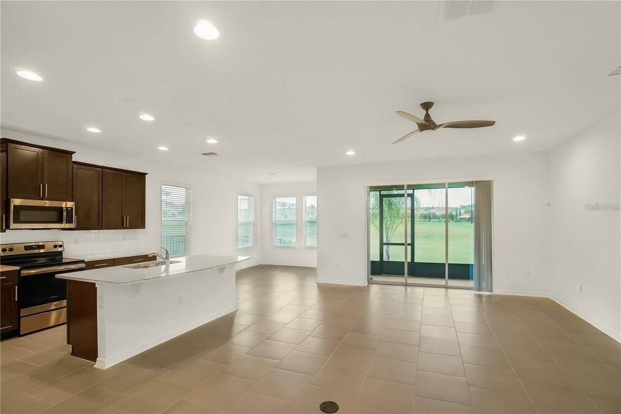 7047 Oxbow Rd - Photo 3 of 33