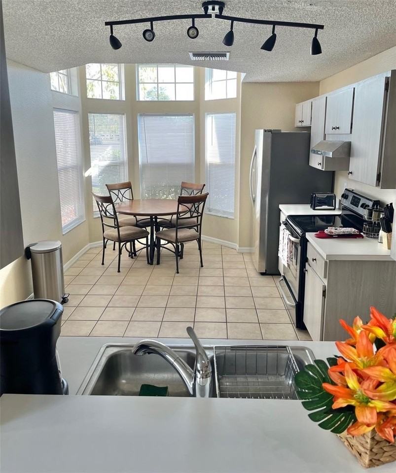 2962 Viscount Cir - Photo 5 of 16