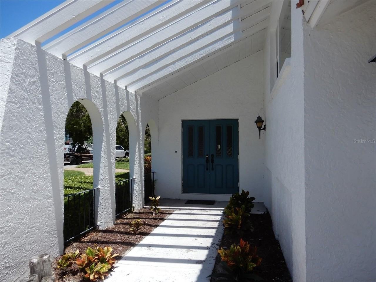 853 2nd Ave S - Photo 2 of 36