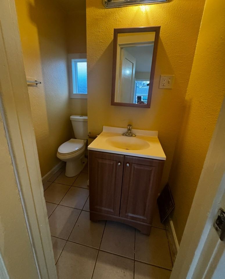 676 N Oro Ave - Photo 3 of 16