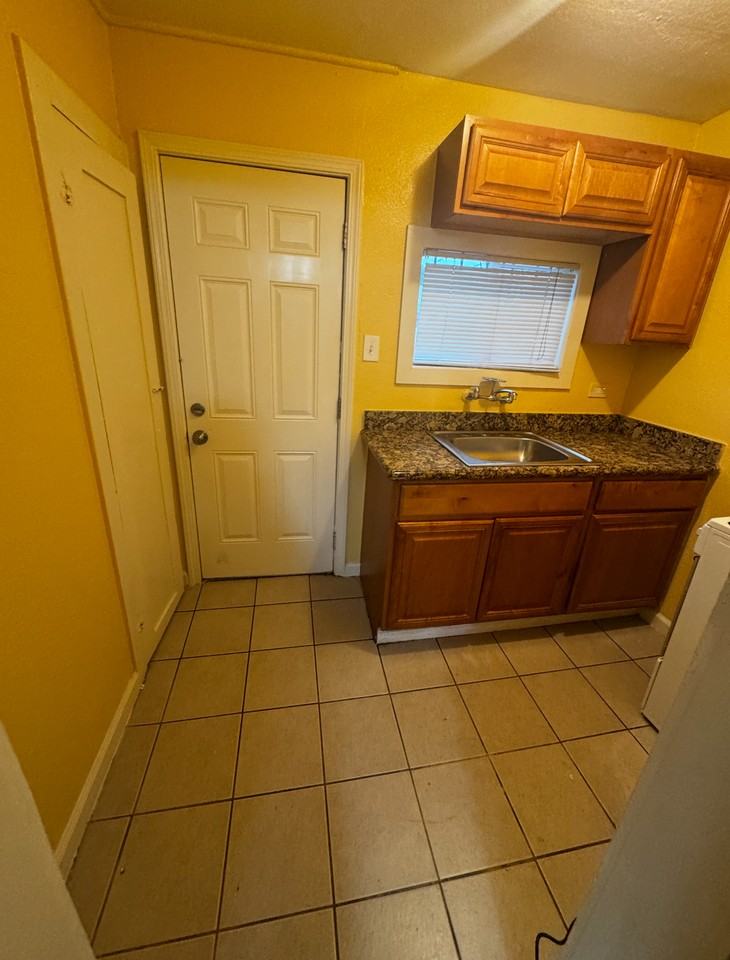 676 N Oro Ave - Photo 4 of 16