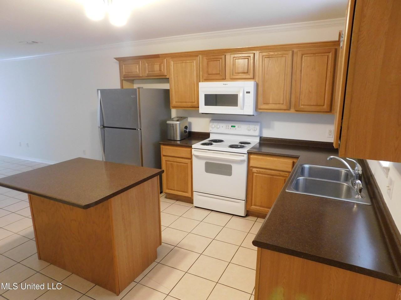 525 Saint John St - Photo 3 of 14