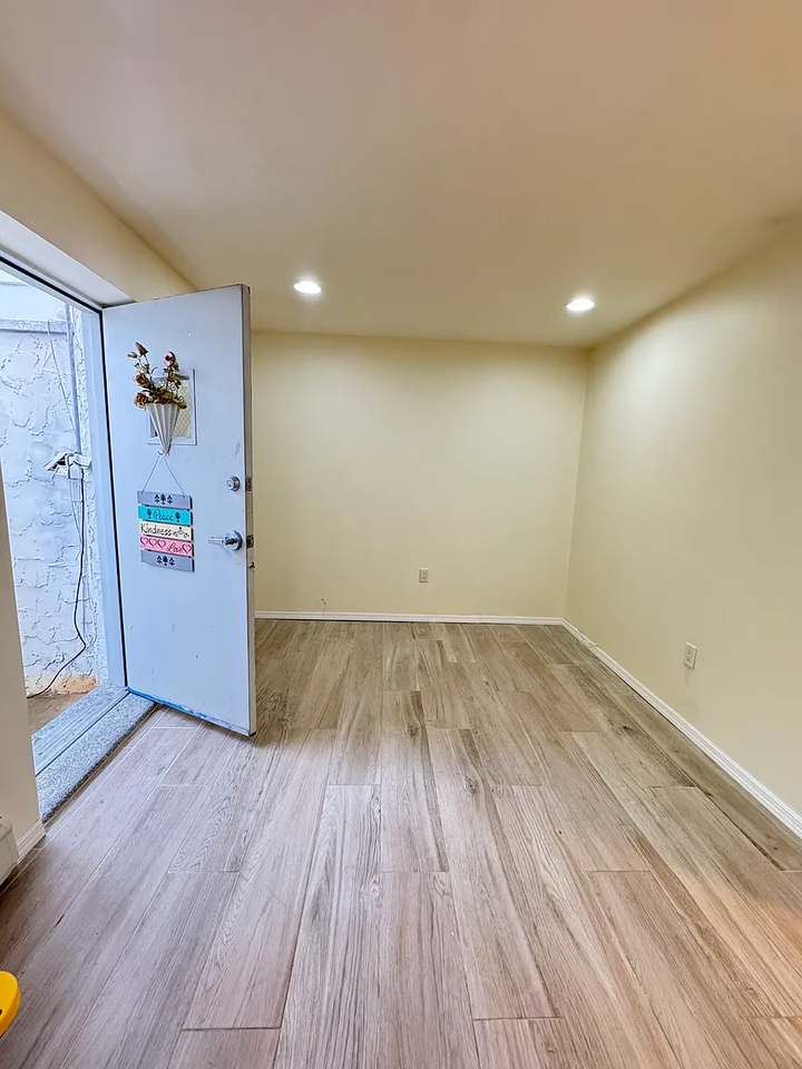 18 Lynbrook Ct #18 - Photo 2 of 17