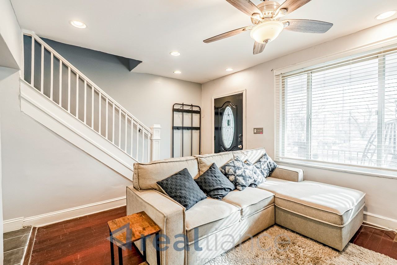 2302 E St Ne - Photo 3 of 15