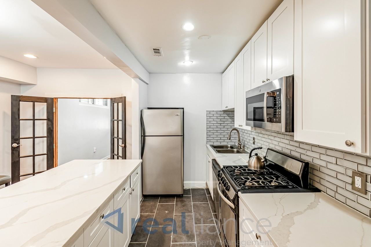 2302 E St Ne - Photo 5 of 15