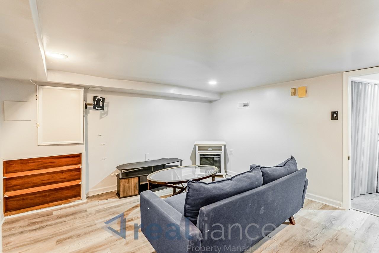 2302 E St Ne - Photo 6 of 15